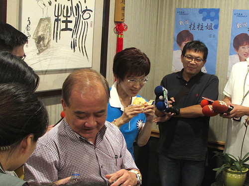 訪台中受歡迎 洪秀柱大啖「淇淇太陽餅」