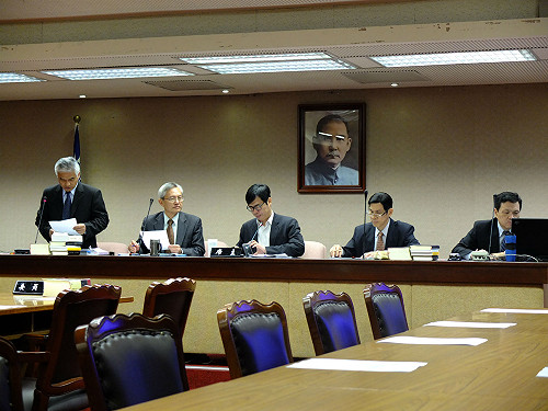 立院初審通過 政務官不得擁有外國居留權