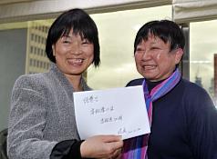 龍應台見張曉風  1飛吻1送字展情誼