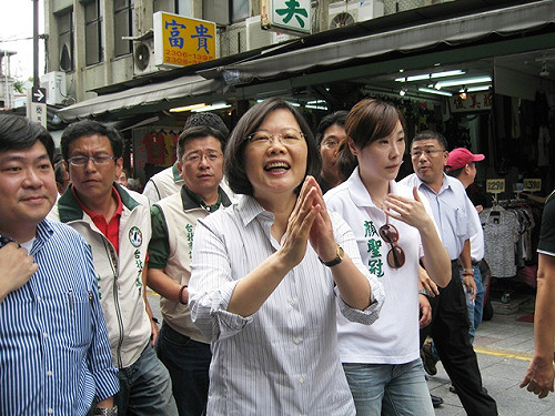 訪萬華商圈 蔡英文：振興經濟基本面