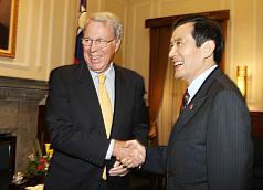 總統接見薄瑞光  重申對美軍購意願