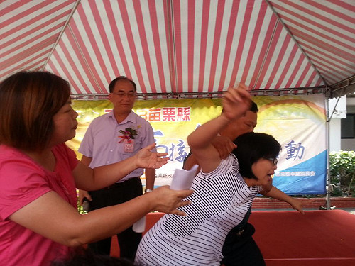 抗議劉政鴻 林淑芬在立院慘遭縣府官員摔倒