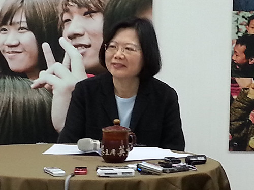 放蔡主席茶杯表必勝  小英：換個杯子好了