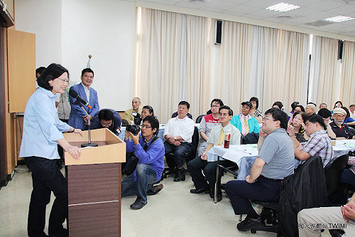 許信良挺再戰2016 小英撇嘴：尊重