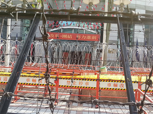 投票前一天  國民黨中央架起刀片蛇籠