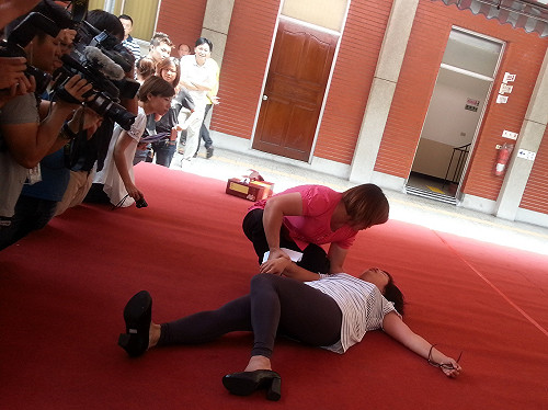 摔倒作假？ 林淑芬：我是暈眩倒地的