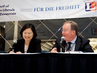 甩外交部一巴掌 范巴倫：我投蔡英文一票