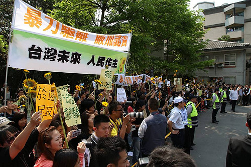 馬英九談釣魚台  場內外太陽花抗議