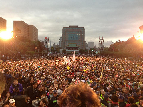 人潮擠爆凱道 綠宣稱：超過15萬人