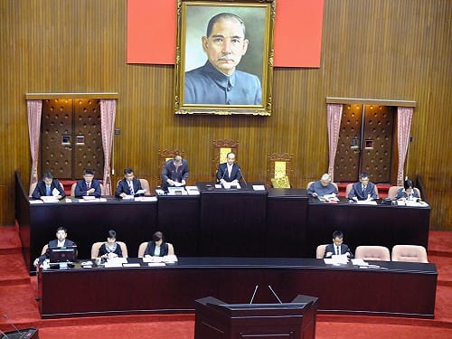 急著過監督條例  藍：再這樣連15K都沒