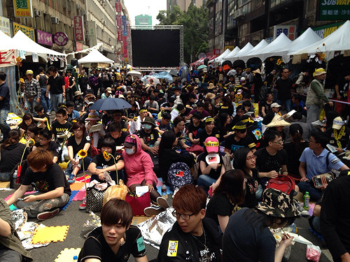 「黑衫軍」守護立院學生 不讓警趁虛而入