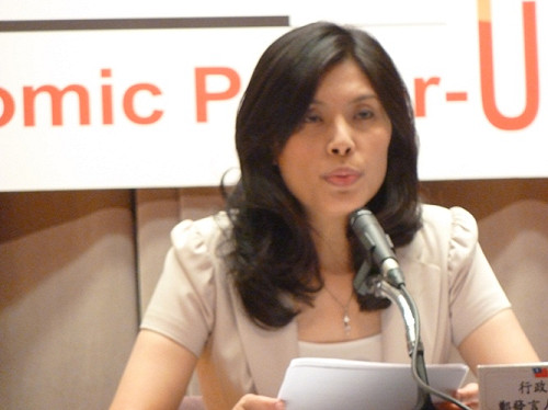 政院通過  陸配4年可取得身份證