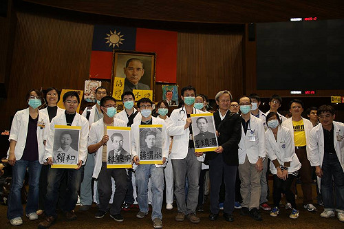 仿效賴和精神  場內醫生：跟學生風雨同路