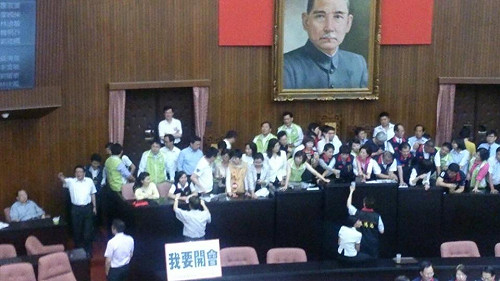 藍綠各有所圖  立院議場一早爆推擠衝突