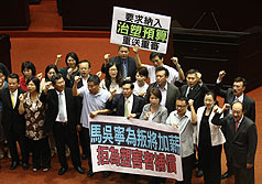 藍營人數優勢  加薪追加預算案過關