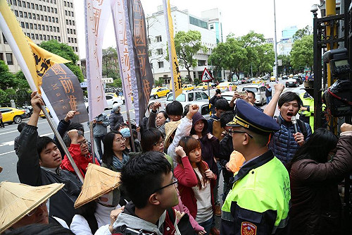 喇叭大聲放送 立院外民團施壓公投法