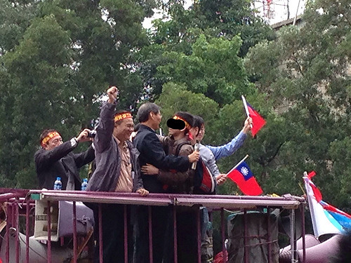 擁抱白狼  國中生控：議場學生殘殺同類