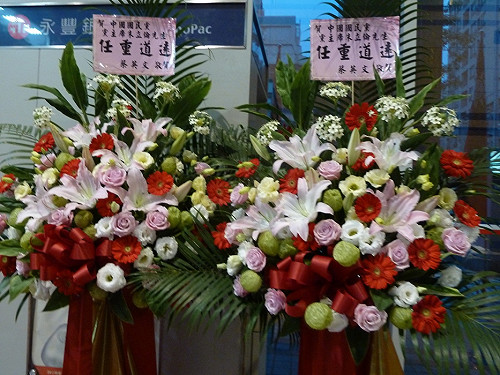 朱還未當選 蔡英文「任重道遠」花籃就送到