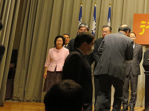 閣員深色服裝反倒閣  主計長粉紅套裝搶眼