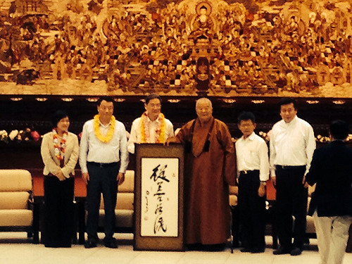 佛光山大陣仗歡迎  張志軍贈「富貴花瓶」