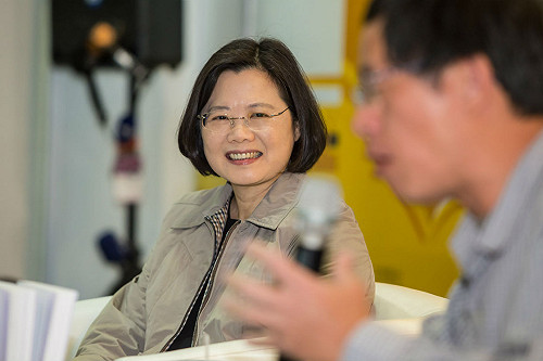 角逐黨主席 蔡英文：還在考慮中