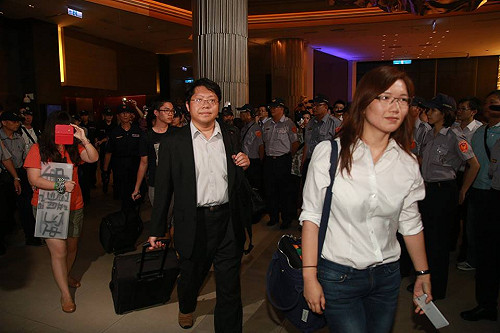 賴中強被困10小時  警堅持用車護送離開