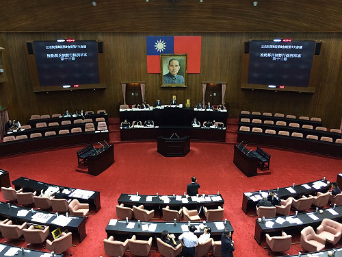 就服法三讀修正 證所稅18日闖關無望