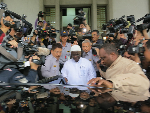 甘比亞大使：可以讓我離開嗎？