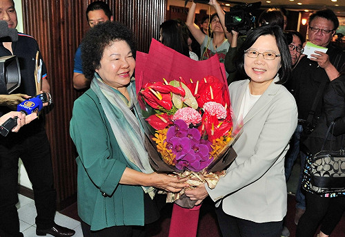 蔡英文啟動環台行腳 陳菊獻火鶴祝福