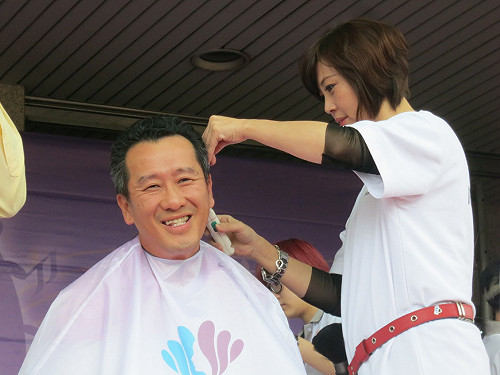 無咧驚！  顧立雄初選照常剪髮