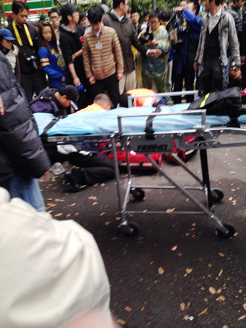 議場外聲援民眾不斷  女學生昏倒送醫