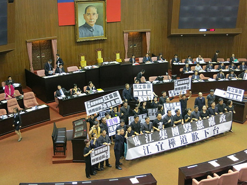 嗆江揆下台  在野黨立委成議場「黑衫軍」