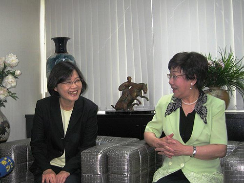 呂秀蓮建議蔡英文  超越藍綠一致面對中國