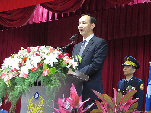 與小英民調差距剩8%  朱立倫反拱同志參選