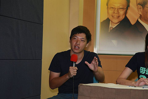 陳為廷諷「兩岸和平」：爆你頭、踢你門