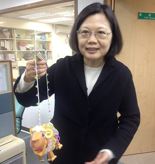 聽到施「毛骨悚然」  蔡英文「哈哈」兩聲