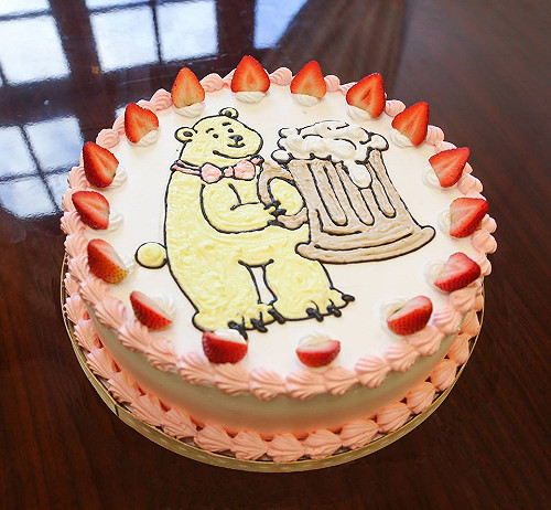 周美青啤酒看成熊  馬七夕訂金熊蛋糕送她