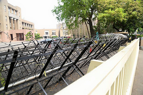 318晚會出動150警維安 政院拒馬戒備