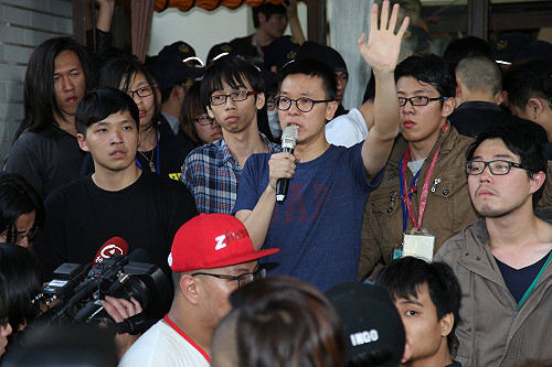 衝組要警察離開  占領議場爆短暫衝突