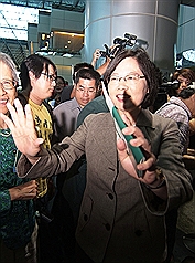 崇拜小英惹風波  蔡英文：別為難陸生