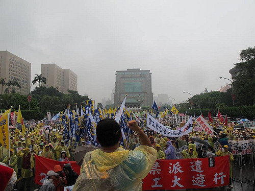 反低薪、禁派遣勞工 冒雨展開遊行