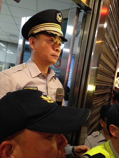 上千民眾包圍  方仰寧：口頭請辭接受調查