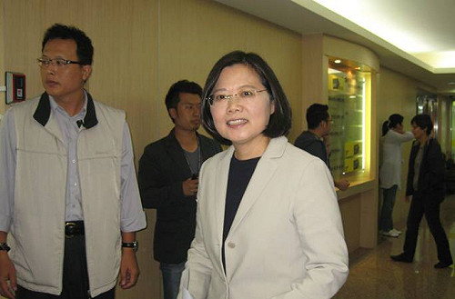 老農津貼馬跟進  小英批：決策反覆