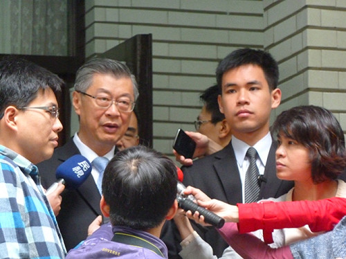 施政遭民怨  陳冲遭立院外民眾嗆下台