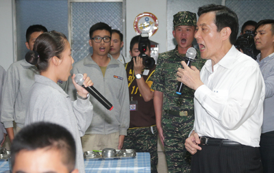 馬總統與士兵高歌 強調對募兵制有信心