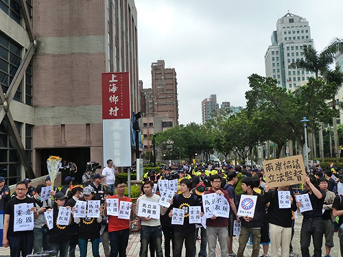 莫以黨意為民意  數十學生場外「路過」抗議