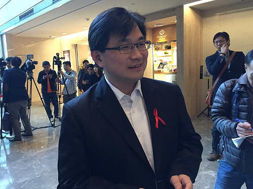 額頭發光影片刮旋風 藍揭密創意「亮點」