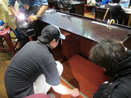 議場學生初估損害：9支麥、2台擴音機