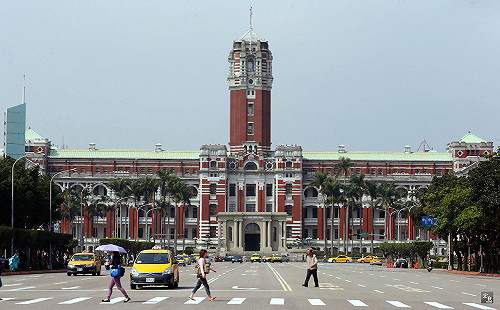 快訊/總統府前男子自焚  送台大急救中