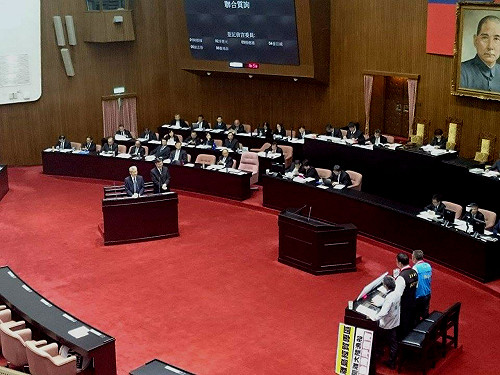 同情李蒨蓉  立委：有錢人不是罪耶！